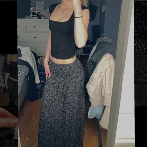 Maxi kjol sommar - Maxi kjol perfekt till sommaren. Från Saint tropez storlek S men stretchig så passar XS-M. Bra skick. Köptes för 799kr. Lågmidjad. Skriv privat för fler frågor eller mått🤗