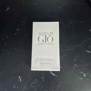 Armani acqua di gio oöppnad  - 100 ml oöppnad. Fortfarande inplastad. Säljs för att jag redan har en. Det är den gamla flaskan som är discontinued. Skriv vid frågor eller funderingar💯