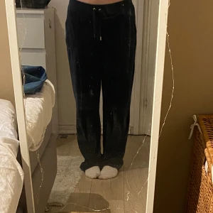 Juicy Byxor  - Säljer mina marinblåa juicy byxor. Om du har ett par i storlek L är jag öppen för byte med💕  Bra skick. Förutom att en av metallgrejerna på snörena har gått bort men det är inget man märker av🫶🏻