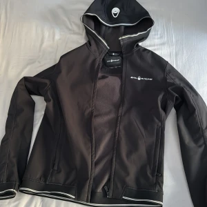 Sail racing jacka  - Säljer nu denna fina sail racing jacka str M, inga defekter vad hag vet skick 9/10 och en mycket exklusiv och fin jacka,perfekt till våren,sommaren,hösten Nypris 1899- mitt pris 699  Pris kan diskuteras 