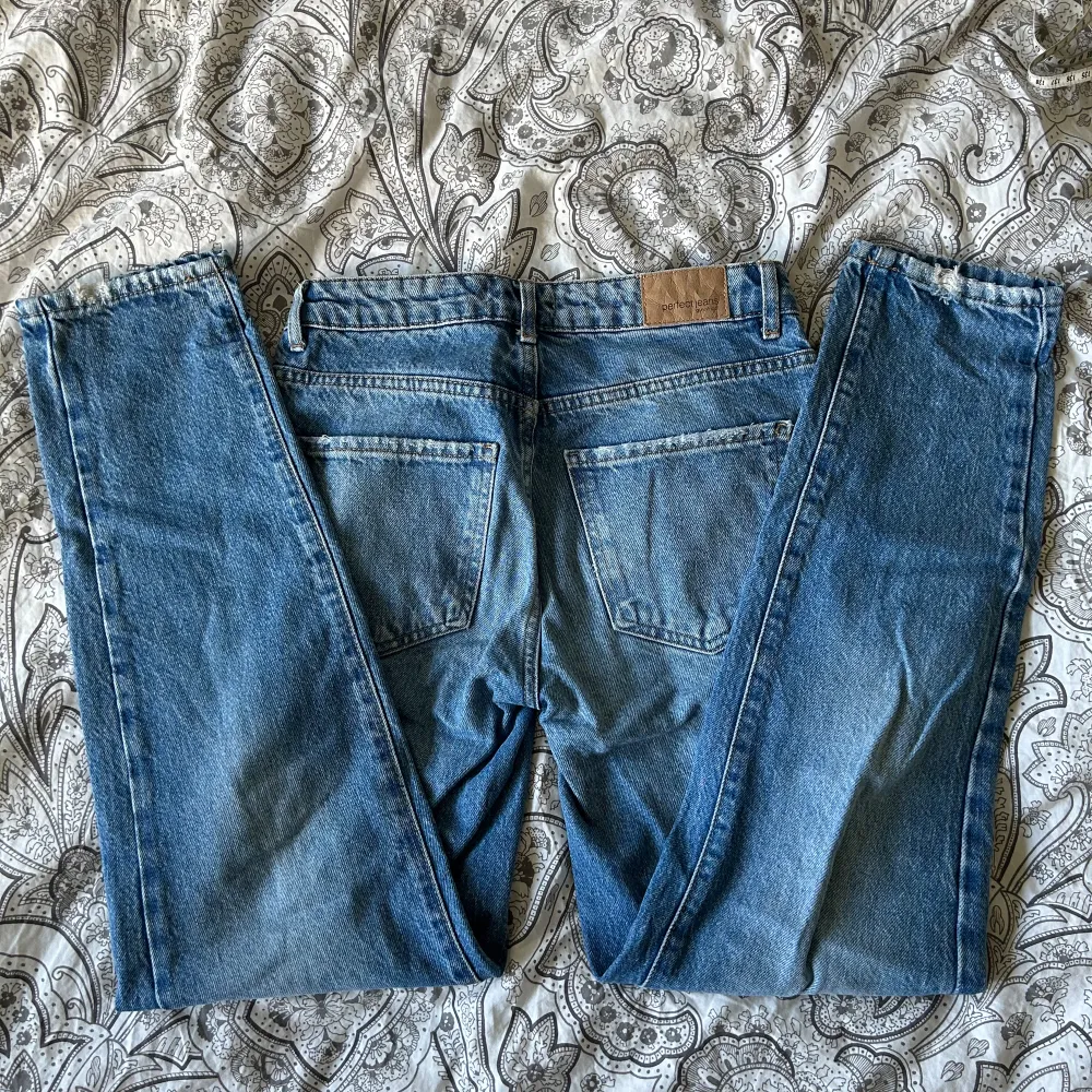 Hej, jag säljer dessa blåa jeansen från Gina tricot. Dom är ursprungligen högmidjade men har syra om till lågmidjade. Dom är i bra skick👍🏻. Midjemått: ca 73cm Innerbenslängd: ca 70cm. Jeans & Byxor.