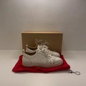 Christian Louboutin  - Säljer ett par feta Christian Louboutin skor i storlek 44. Skicket är 9/10, finns lite tecken på användning men är i helhet i fint skick. Box och dustbag kommer med vid köp. Tveka inte på att meddela mig. Mvh Arvid.