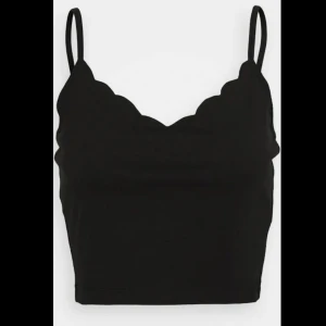 Linne - Säljer det här jätte fina linet exakt som på bilden fast i vitt den är för stor på mej och använder endå aldrig är ett linne typ som en topp hoppas någon blir intresserad och vill köpa 