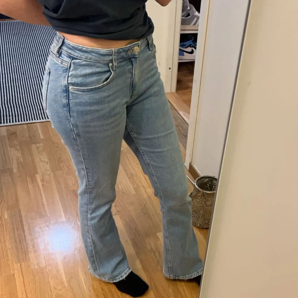 Ljusblå Low waist jeans från Gina tricot , använda 1 gång , perfekt skick . Säljer pga ingen användning . Jeans & Byxor.