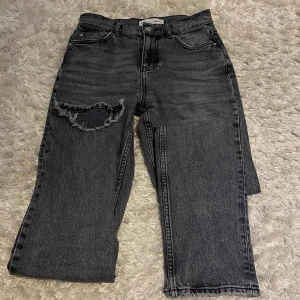 Ginatricot jeans - Jeans från ginatricot, collab med nicki studios. Storlek 32, passar 34 med. väldigt fina. Mörk gråa