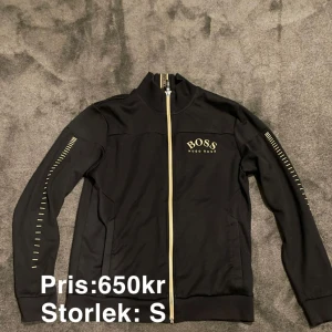 Hugo Boss Tröja - Säljer denna underbara Hugo Boss Tröjan. Mycket bra skick. I storlek S. Vid köp kontakta mig! Kan fraktas eller träffas i göteborg. 