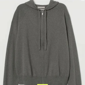 Kashmir mix hoodie  - Säljer denna sååå sköna Kashmir mix tröja från hm! den är helt slutsåld🥰🥰har dock ett litet hål på handen men vetklgen inget som syns!🥰 köpte den här på plick för 800 kr🤩