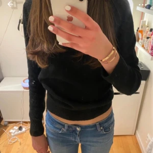 Stickad polotröja! - Säljer denna supersnygga stickad tröjan! Den har hög krage och jag skulle styla den till lågmidjade jeans! Har flera stycken så säljer denna🤩🙌Köptes för ca 200 så säljer för halv priset😸👍