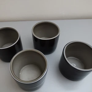 Svart/grå Ljushållare i Nyskick  - Handblåst glas  Svart/Grå ljushållare  Material:  Glas  Höjd: 8cm Diameter: 8cm  Ord.pris  129:-/ st från Lagerhaus. Säljes 25:- styck  Skicka meddelande vid köp av fler än en ljushållare 🌸