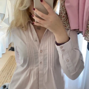 Skjorta - Jättefin skjorta som jag köpt här på Plick för ett tag sen🤍Har bara testat den men då den satt lite stort på mig ska jag nu sälja vidare :) Skulle säga att den passar en med storlek S/M🤍 Jättefint skick med fina detaljer. (Lånade bilder!)