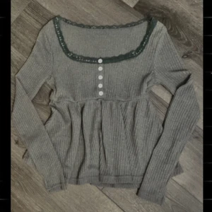 Spets lång armad topp - Lång armad topp, med spets. Storlek S, ordinarie pris 150kr säljer för 100kr priset kan diskuteras 🩶