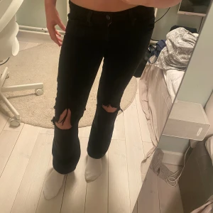 Svarta jeans - Säljer dessa jätte snygga jeans från Levis ❤️ säljer då dom är för korta på mig❤️ skulel passa någon som är runt 155