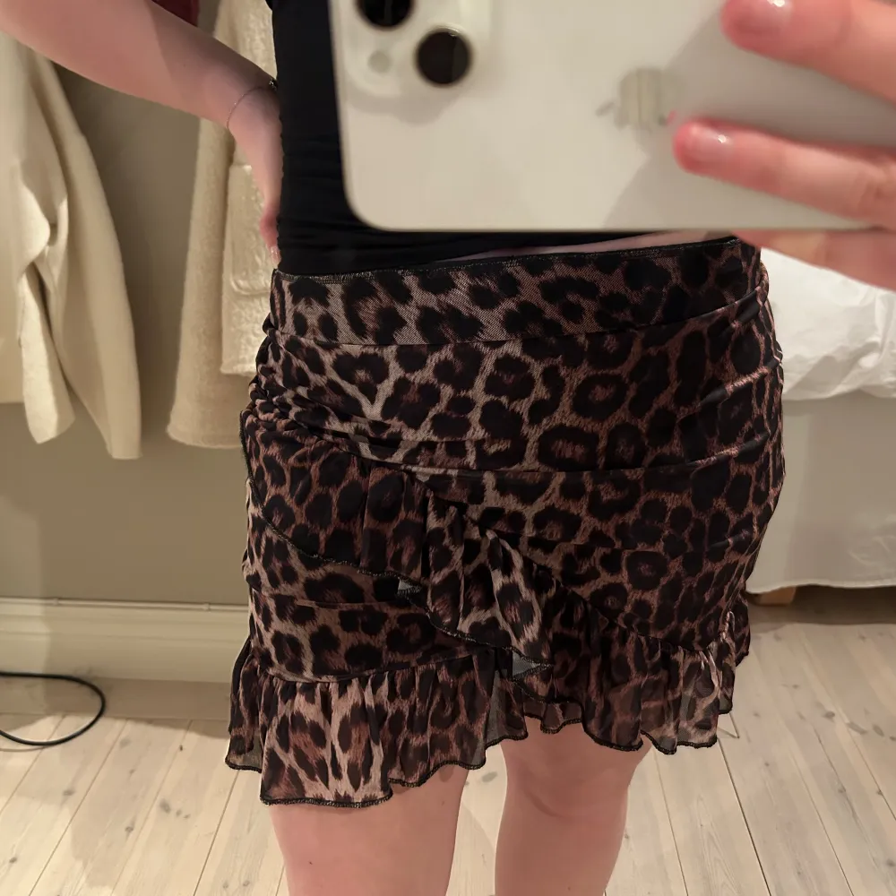 Snygg leopard kjol från Nelly! Det är trendigt just nu, jag har ingen användning för den så jag säljer den därför💗 I mycket bra skick!. Kjolar.