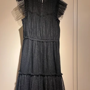 Svart glittrig klänning - Köpt från Zalando och är inspirerad av märket Maje, superfint skick endast använd en gång🌸🌸 300kr plus frakt💕💕