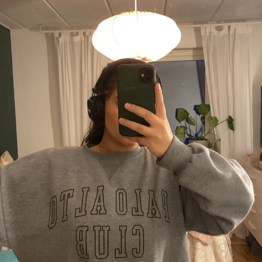 Grå oversize sweatshirt som inte används tyvärr. Tröjor & Koftor.