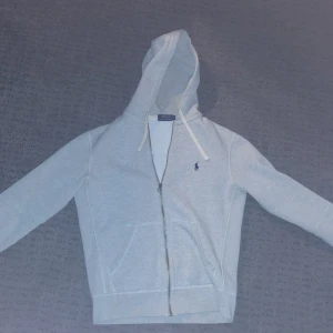 Polo Ralph lauren hoodie - En polo Ralph lauren hoodie använd ca 3 gånger bra kvalitet inga skador.