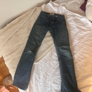 Lågmidjade raka jeans - Ett par fina lågmidjade jeans i gott skick! Kom privat för fler bilder💞