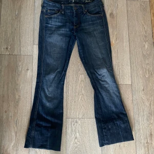 Flare/Bootcut jeans - Säljer mina aboslut favorit jeans från ”7 for all mankind” pga att de blivit för små. De är uppsydda men går enkelt att sprätta/klippa upp och inga märken blir kvar. 