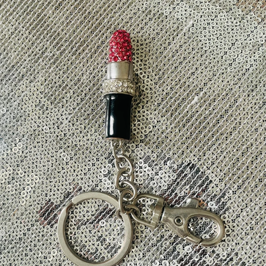 Nyckelring väsksmycke läppstift strass glitter rosa silver