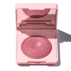 Raspberry passion caia glow blush - Färg: Raspberry passion. Nypris: 265kr. Enbart testad 1 gång så nyskick. Säljer då jag rensat lite smink. Plasten är kvar på spegeln. Pris kan diskuteras vid snabb affär. 