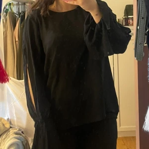 Svart blus  - En superfin svart blus från Twist&Tango💕 Helt ny & endast testad. Säljer då den inte kommit till användning😔Frakt tillkommer och hör av er vid frågor💞