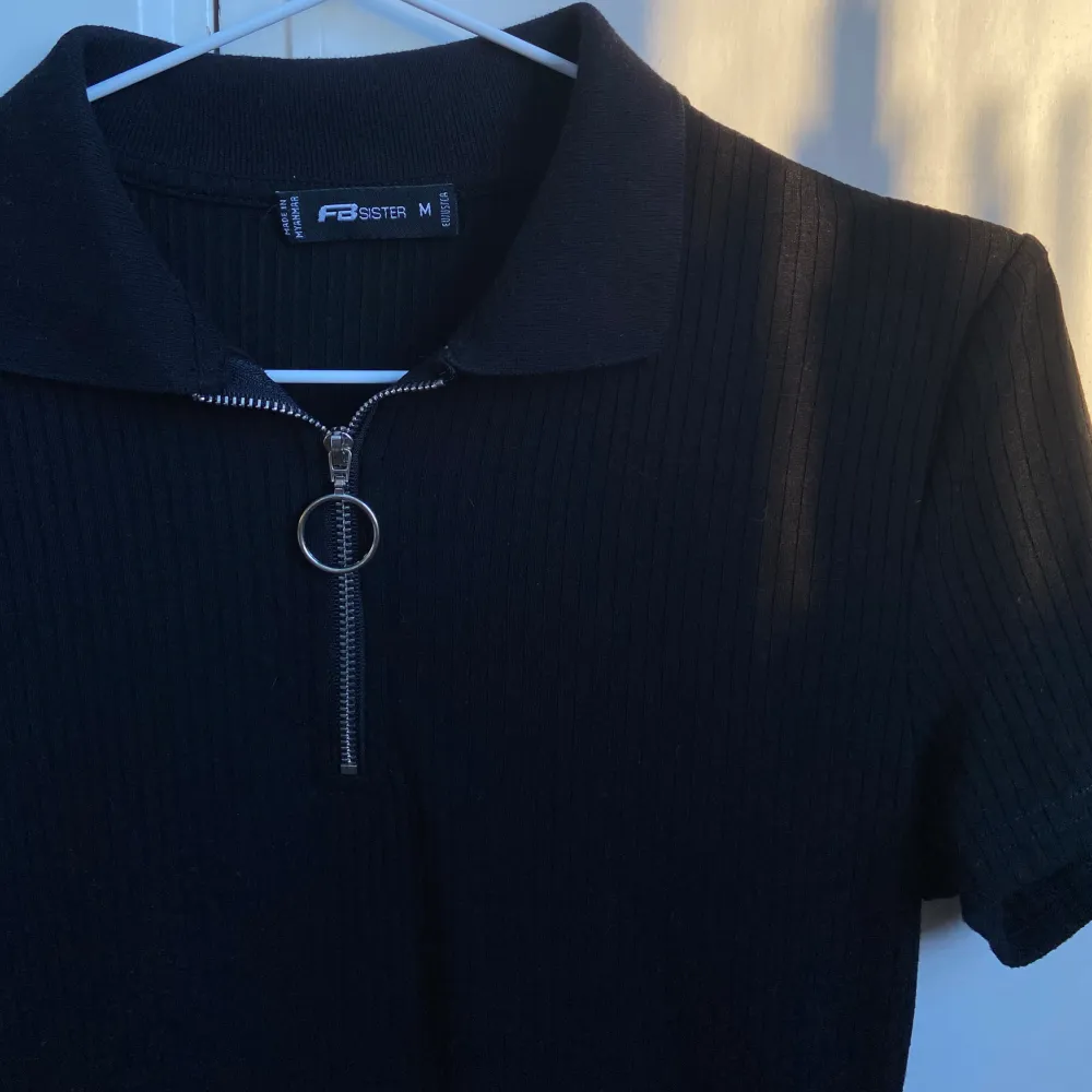 En svart medellång/ganska kort klänning ❤️inga tecken på använd och väldigt skönt mjukt material . Klänningar.