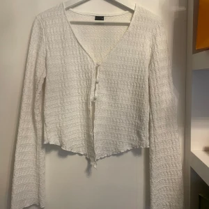 Tröja med knappar - Säljer denna fina tröja/topp med knappar. Storlek M men passar också S🤍