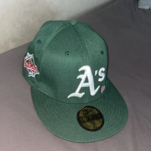 New Era keps - Jävligt snygg och laidback New Era keps! Nypris-550 Mitt pris-249. Skick-9,5/10. Storlek-55.8 cm Skriv privat för flera frågor eller funderingar!🤩💯✅