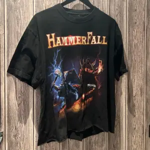Hammerfall Chrimson Thunder T-Shirt Size XL men passar Croppad M riktigt fett! Bin: 349kr Köparen står för eventuell frakt. /KB