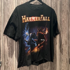 Hammerfall Chrimson Thunder Tee - Hammerfall Chrimson Thunder T-Shirt Size XL men passar Croppad M riktigt fett! Bin: 349kr Köparen står för eventuell frakt. /KB