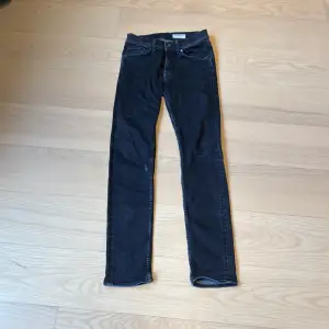 Haj säljer mina tiger of Sweden jeans de är 9-10 i skick de är i storlek 28/32 har du några frågor kontakta mig då denne i slim fit 