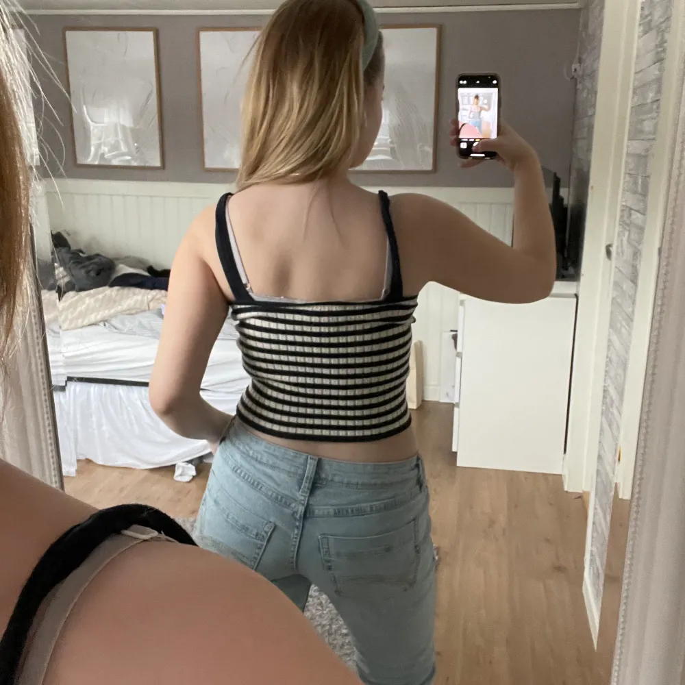 Randigt linne från Pull&Bear. Köpt 2021 men använd 3/4 gånger. Säljer för att den inte passar min stil längre! Inga defekter . Yläosat.