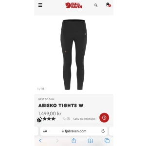 Fjällräven Abisko Tights - Snygga och bekväma. Sydda i fukttransporterande stretchmaterial i återvunnen polyester och med en välsittande, nära passform som håller på plats. I jättefint skick!