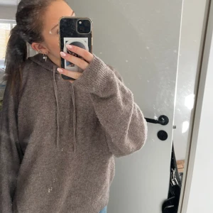 Stickad Hoodie  - Säljer den här Hoodien i storlek S från Lindex. Säljer pga inte kommer till användning hör av er om mer frågor eller funderingar ❤️(den är som ny)