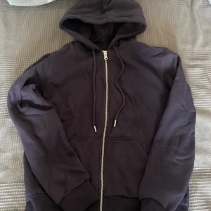 Zip hoodie  - Mörkblå zip hoodie från hm i storlek s. Aldrig använd🤝🏼