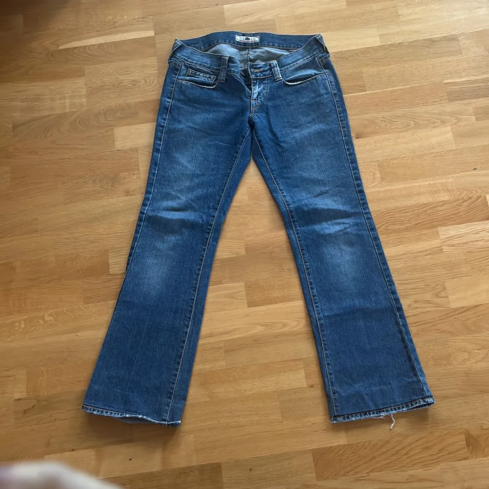Lågmidjade vintage jeans i bootcut modell från märket Fornarina. Är i väldigt bra skick. Har en liten lös tråd på den ena byxan men inget som märks.  Midja: 41 cm Innerbenslängd: 78 cm Ytterbenslängd: 100 cm . Jeans & Byxor.
