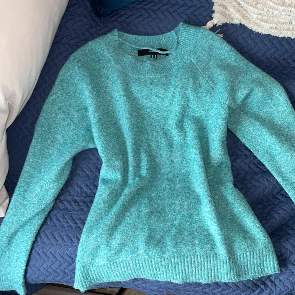 Jättefin turkos stickad tröja från vero Moda💗 Knappt använd och säljer då jag inte tycker färgen passar mig, men såå fin❤️. Tröjor & Koftor.