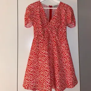 Blommig röd klänning från Chiquelle! Använd fåtal gånger, säljes då den tyvärr är för liten för mig  Finns på andra köp & sälj sidor 
