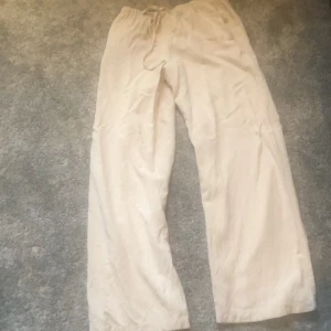 Linne byxor  - Säljer ett par linne byxor i storlek XXS💘inte smutsiga eller något sånt💘 skriv om ni är intresserade 