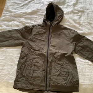 Skön vindjacka - Skön vindjacka från HM  Nyskick! Storlek S men passar M också.