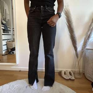 Mörkgråa jeans med slits från ginatricot!🩶