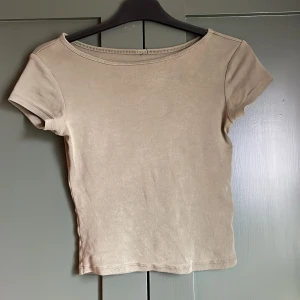 2000s plain baby tee - Mörk grön babytee!🩷 Säljer då jag inte använder den längre. Jag har glömt storleken men den är väldigt stretchig så den passar någon s-m!🩷🫶