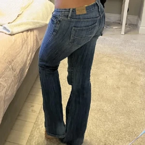 Blåa jeansss - Säljer ett par sjukt snygga jeans som är köpta här på plick (bilderna är lånade från förra ägaren) Har dock ett super liknande par och ska därför sälja dessa!! Midja: 76cm innerbenet: 80cm passar perfekt på mig som är 164cm!!💕 