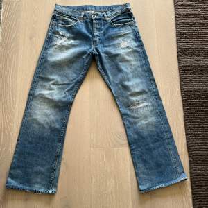 Skitsnygga bootcut jeans från Wesc med detaljer! I bra skick