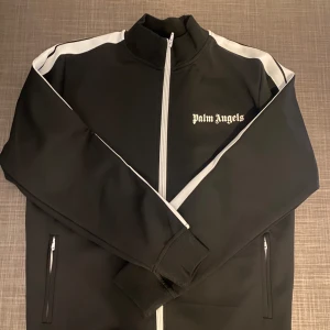 Palm angels zip up tröja  - Tröjans sick är 10/10, pris kan diskuteras och vid intresse kan man även få mer bilder på tröjan 