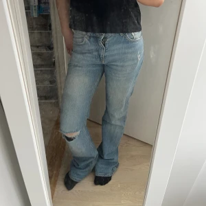 Gina jeans bootcut - Säljer dessa lågmidjade/midwaist bootcut jeans från Gina i storlek 34! Perfekt nu till våren och så fina! Säljer pga inte kommer till användning! Nästan helt oanvända! Hör av er om mer frågor ❤️