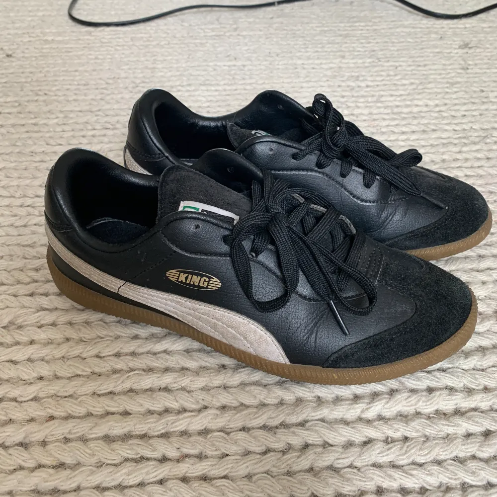 Svarta Puma King 21 skor i storlek 39. De är dock lite små i storleken vilket är varför jag säljer dem, alltså är de fortfarande i bra skick! Skriv privat om du är intresserad eller undrar något❣️. Skor.