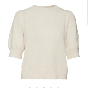 Vera Moda stickad tröja - Jättefin stickad kortärmad tröja, köpt från Vera Moda och kommer tyvärr inte till användning. Något nopprig men inget som syns från håll! 130kr, frakt tillkommer💕