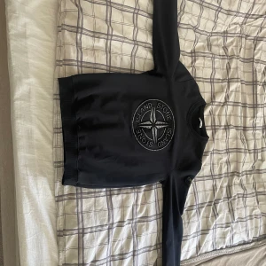 Stone Island Sweatshirt  - Säljer min stone tröja som är köpt här på Plick för ungefär 1 år sedan så har inget kvitto på det. Väldigt bra kvalite och tror den är äkta.