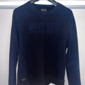 Morris sweatshirt - Tröjan är i bra skick utan några skador.  Storlek: L Färg: Mörkblå  Nypris: ca 1300kr